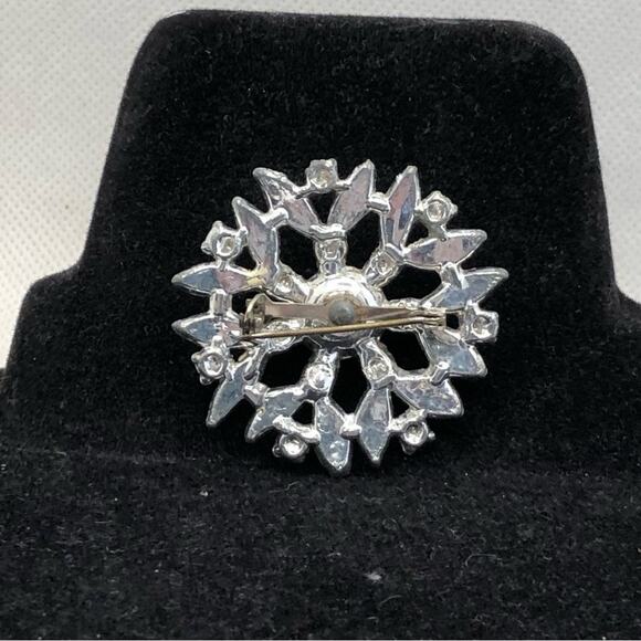 Brooch Vintage Mid Century Silver Tone Flower Snow Flake Center Rhinestone Pin - Picture 8 of 8